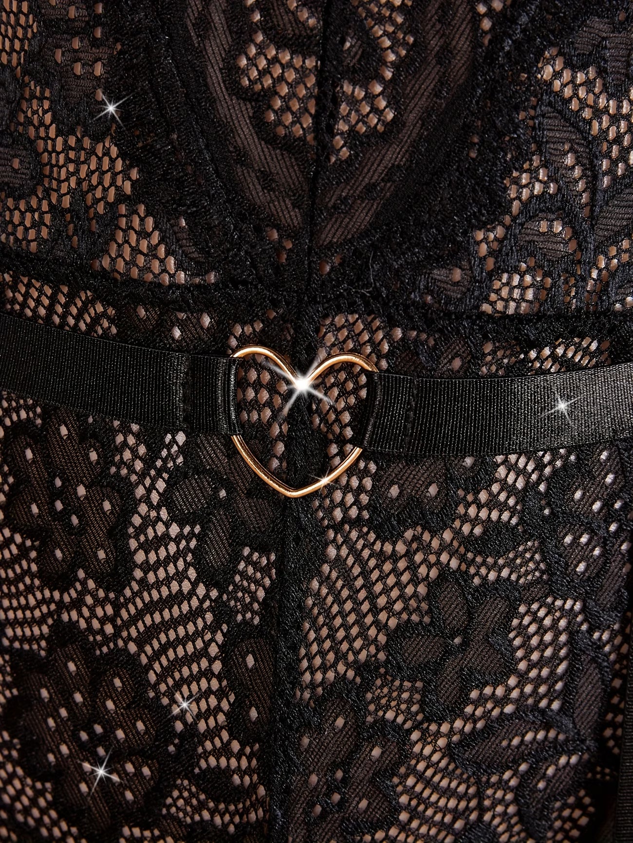 Detailed view of floral lace pattern on sexy underwear set at Bikinisexzy.com.