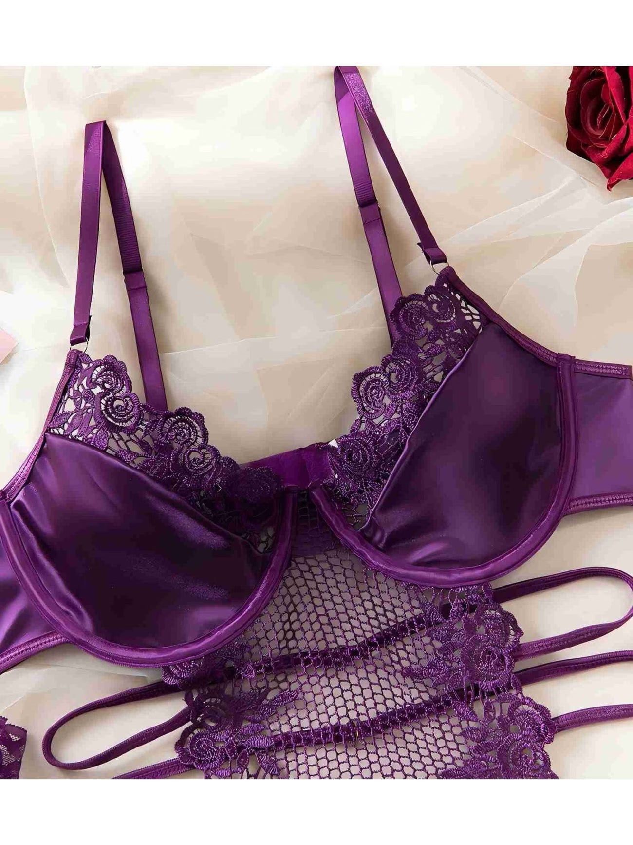 Detailed view of purple lace bustier corset - Bikinisexzy.com